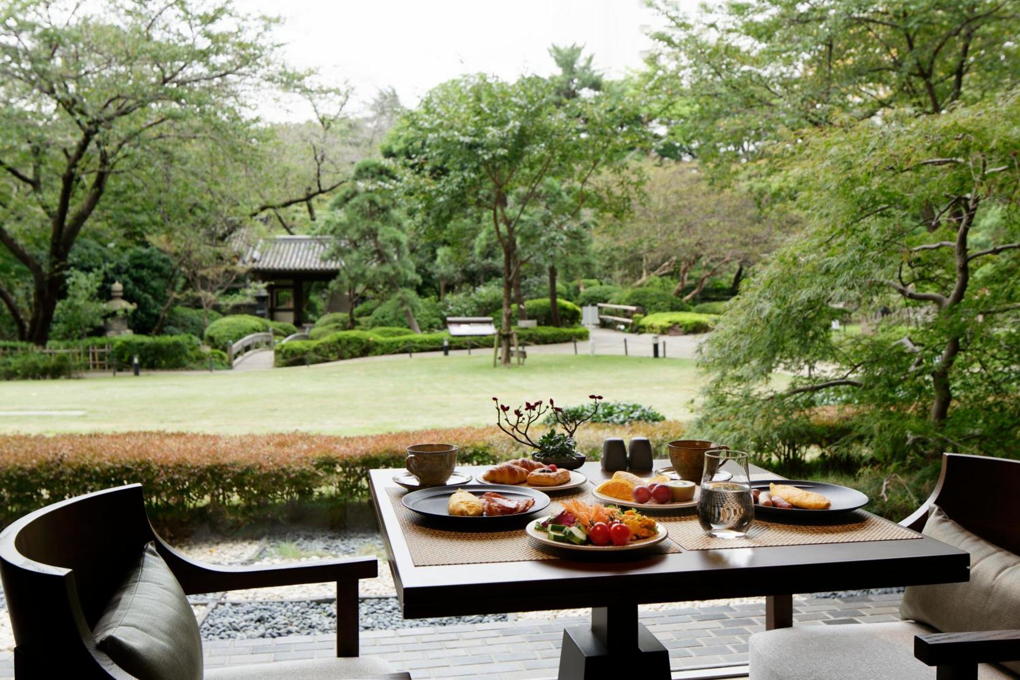 Grand Prince Hotel Takanawa Tokio Kamer foto A view of the garden from the restaurant